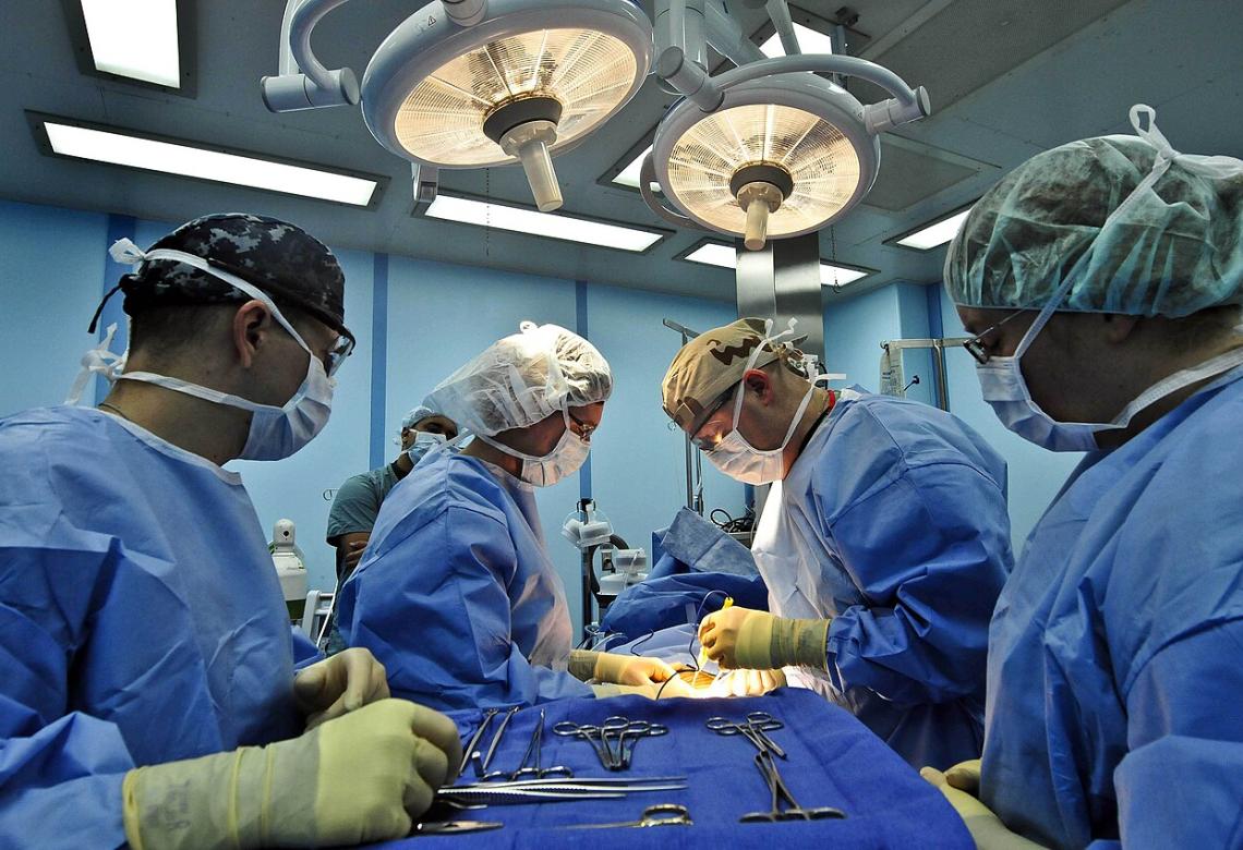 Flickr - Official U.S. Navy Imagery - Doctors perform surgery together