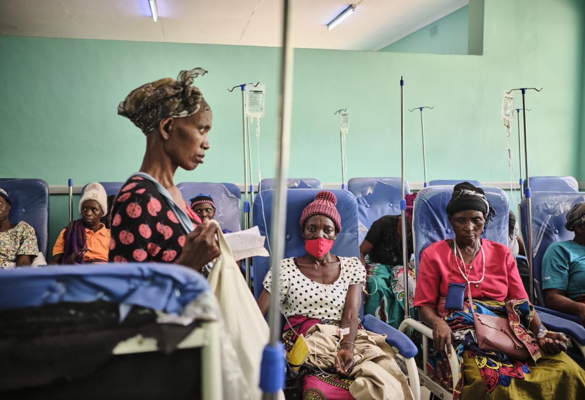 Un gruppo di pazienti durante una sessione di chemioterapia in Malawi - Medici Senza Frontiere